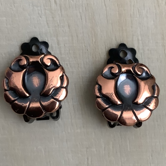 🦋🌸 Unique Vintage copper clip on earrings butterfly flower? - Picture 1 of 6